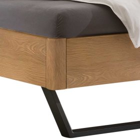 Breites Bett Sensea aus Wildeiche Massivholz mit Metall Bügelgestell – Ansicht 4