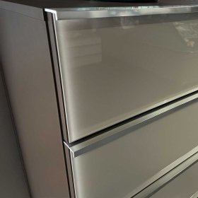 Modernes Sideboard Sanctos mit Metallgriffen Front glasbeschichtet – Ansicht 5