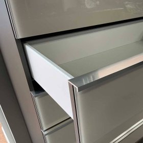 Kommode Sanctos mit vier Schubladen Front glasbeschichtet – Ansicht 3