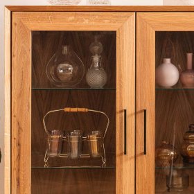 Esszimmervitrine Yalley aus Wildeiche Massivholz mit vier Schubladen – Ansicht 3