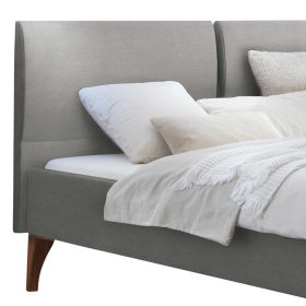 Graues Polsterbett Saconso 140x 200 cm mit Vierfußgestell aus Holz – Ansicht 3