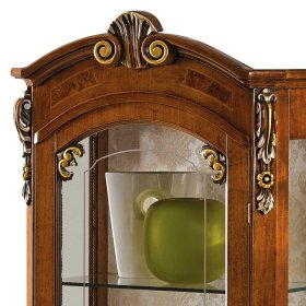 Vitrinenschrank Fiodaria in Nussbaumfarben mit Glasböden und Schublade – Ansicht 4