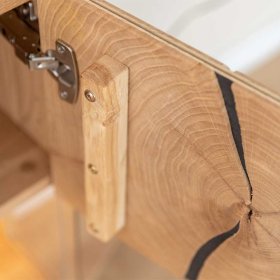 Vitrine Tenna mit Hirnholz Applikation und LED Beleuchtung – Ansicht 11