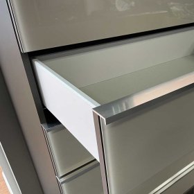 Modernes Sideboard Sanctos mit Metallgriffen Front glasbeschichtet – Ansicht 4