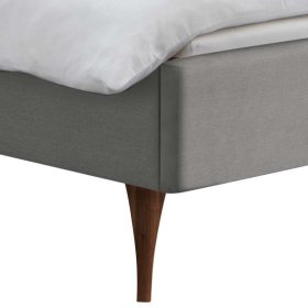 Graues Polsterbett Saconso 140x 200 cm mit Vierfußgestell aus Holz – Ansicht 4