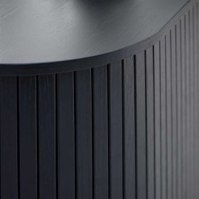 Schwarzes Highboard Sumatri im Skandi Design mit Schiebetüren – Ansicht 4