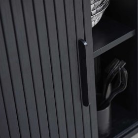 Schwarzes Highboard Sumatri im Skandi Design mit Schiebetüren – Ansicht 3