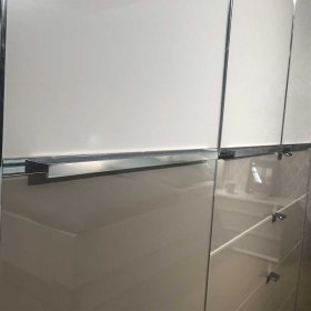 Bicolor Kleiderschrank Latina Front glasbeschichtet mit fünf Schubladen – Ansicht 11