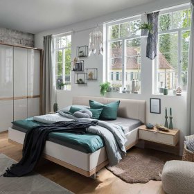 Breites Bett Privira in Beige und Eiche Bianco mit Nachtkonsolen (dreiteilig) – Ansicht 2