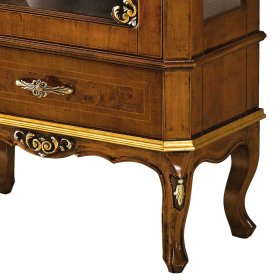 Vitrinenschrank Fiodaria in Nussbaumfarben mit Glasböden und Schublade – Ansicht 3