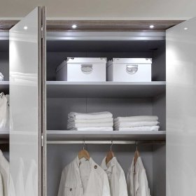 Kleiderschrank Yunidra in Weiß und Trüffelfarben mit Falttüren – Ansicht 7