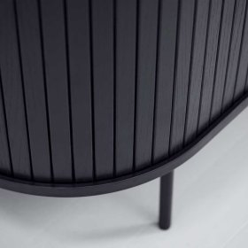 Schwarzes Highboard Sumatri im Skandi Design mit Schiebetüren – Ansicht 5